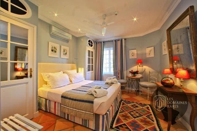 Chambre de l'hôtel Le Vieux Logis Tremolat à Tremolat en Nouvelle-Aquitaine - séminaire trémolat, france