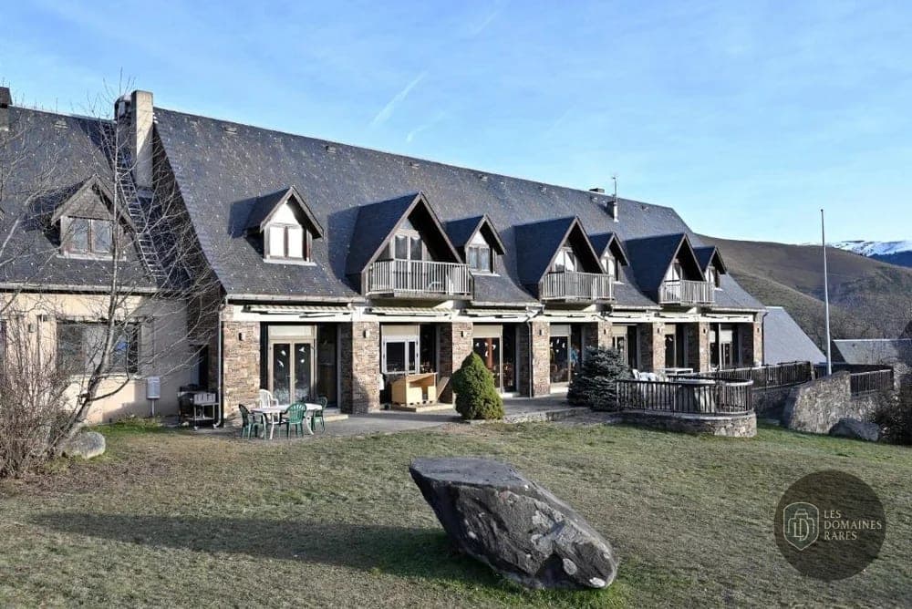 Vue extérieure du domaine Le Vieux Pigeonnier à Loubressac en Occitanie