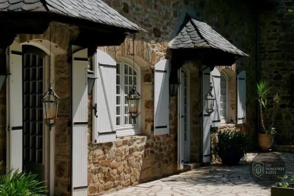Vue extérieure du domaine Le Vieux Pigeonnier à Loubressac en Occitanie