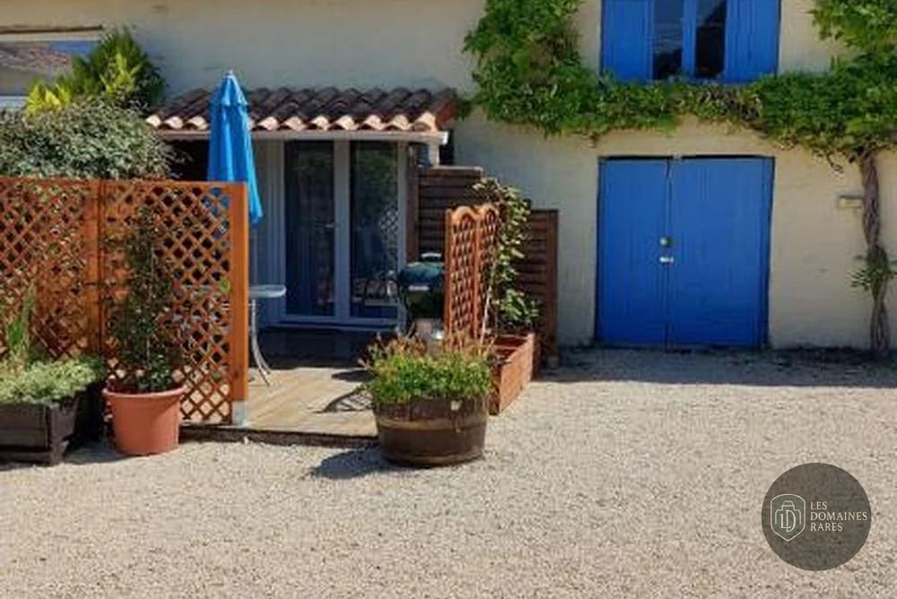 Vue extérieure du domaine Le Vieux Pigeonnier à Loubressac en Occitanie