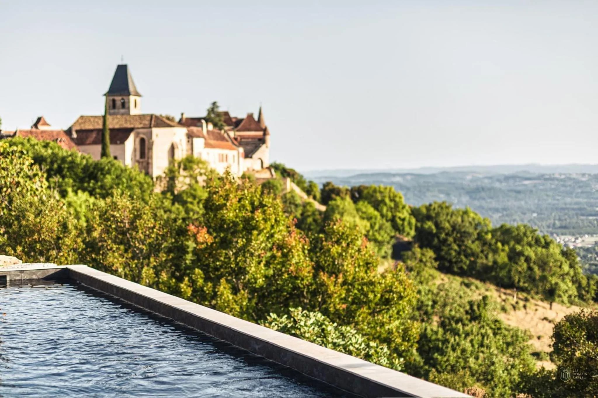 Vue extérieure du domaine Le Vieux Pigeonnier à Loubressac en Occitanie