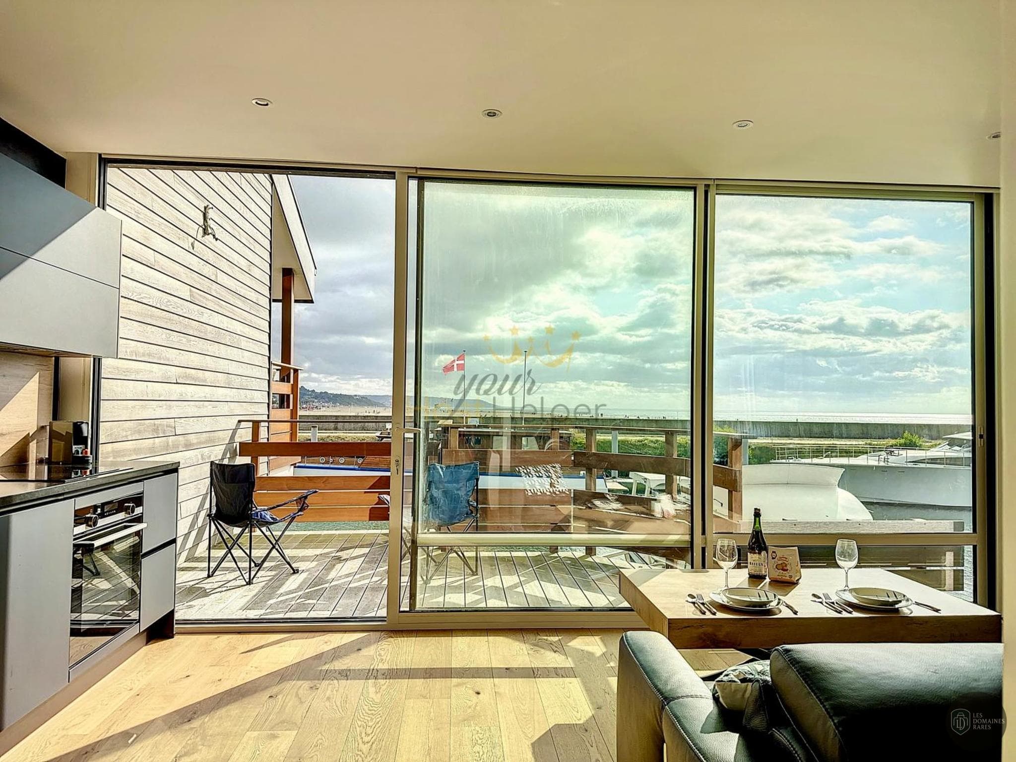 Le Yacht by Poza — Extérieur
