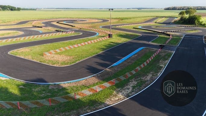Vue extérieure du lieu Ledoux Karting à Levet en Centre-Val de Loire