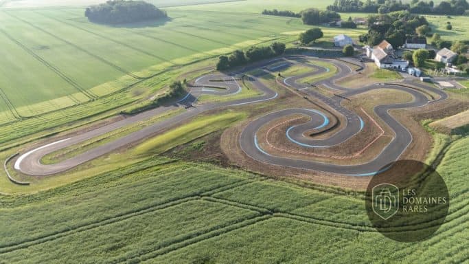 Vue extérieure du lieu Ledoux Karting à Levet en Centre-Val de Loire