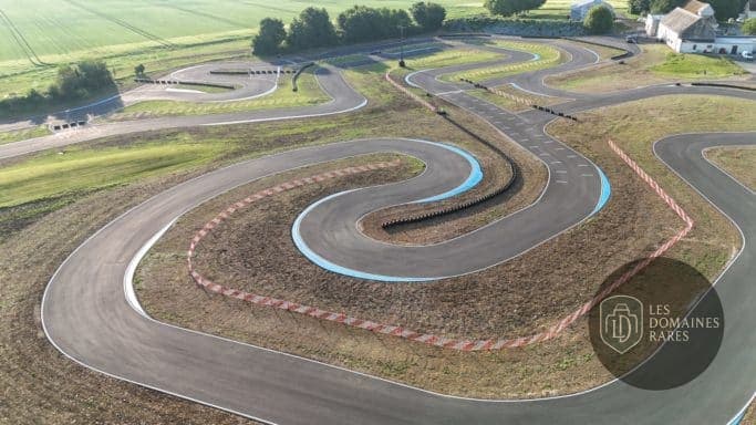 Vue extérieure du lieu Ledoux Karting à Levet en Centre-Val de Loire