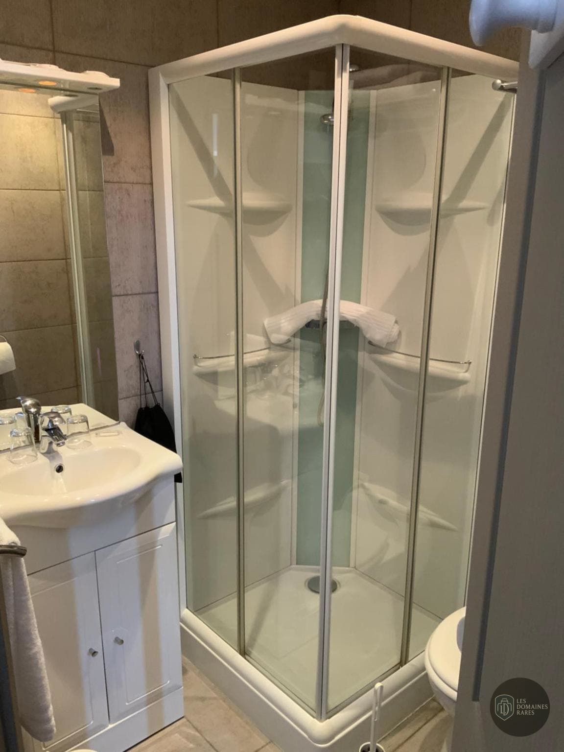 Salle de bain de l'hôtel Les 3 Rois by YY en Normandie