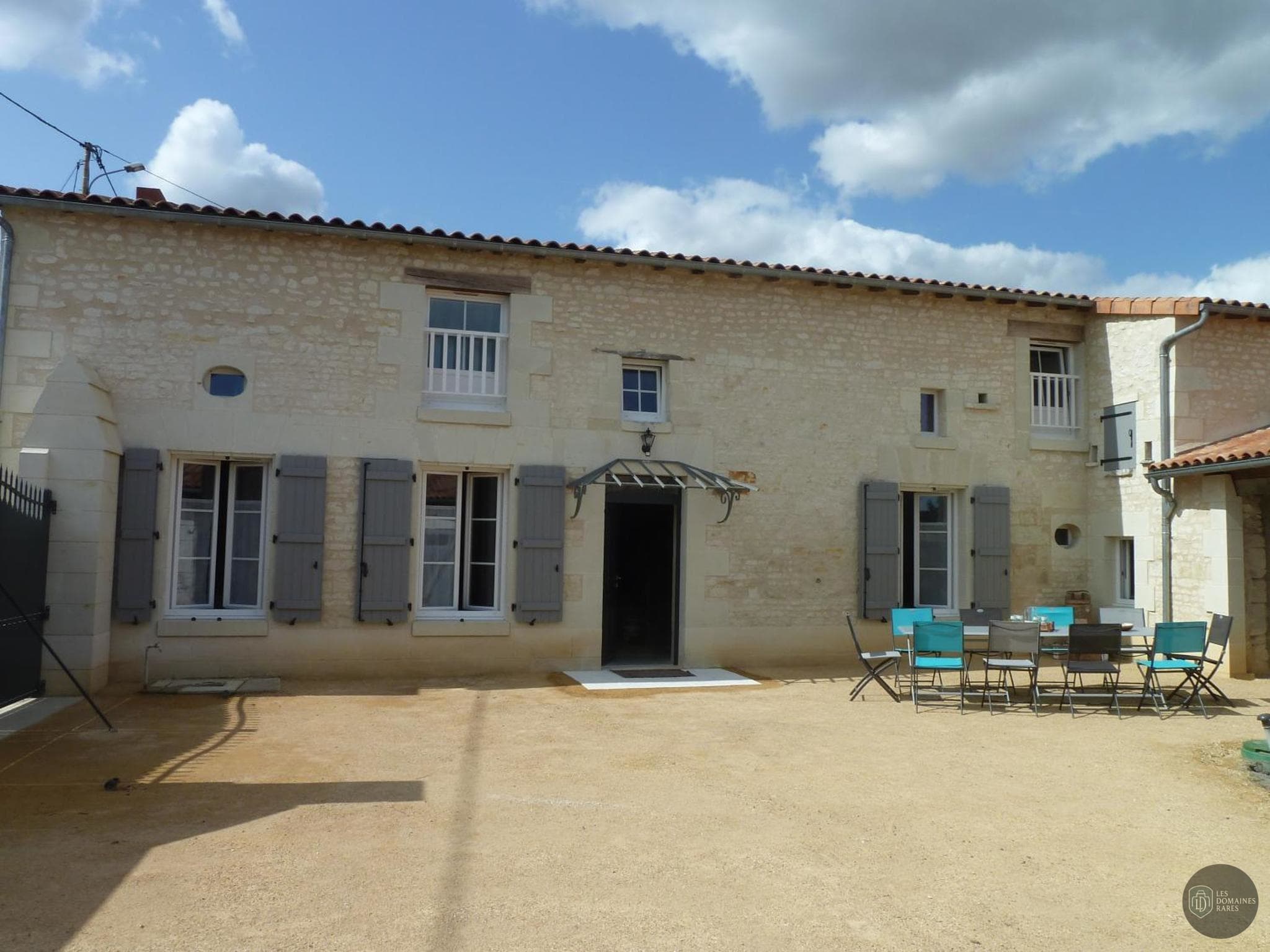 Vue extérieure de l'hôtel Les 4 Petits Cochons à Toulouse en Occitanie