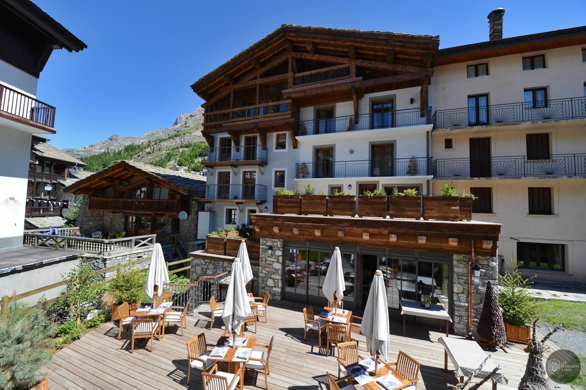 Vue extérieure de l'hôtel Les 5 Frères à Val en Auvergne-Rhône-Alpes