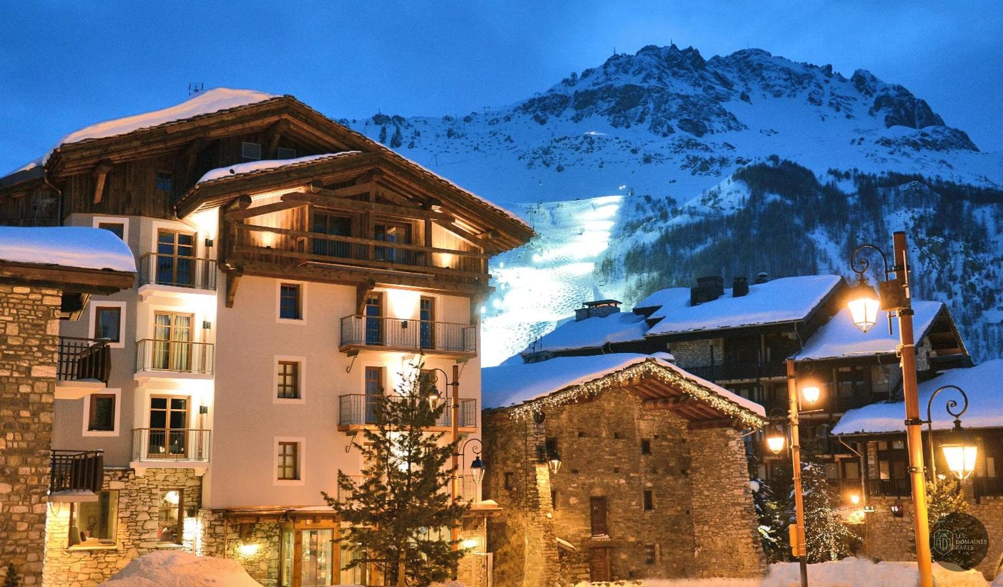 Vue extérieure de l'hôtel Les 5 Frères à Val en Auvergne-Rhône-Alpes