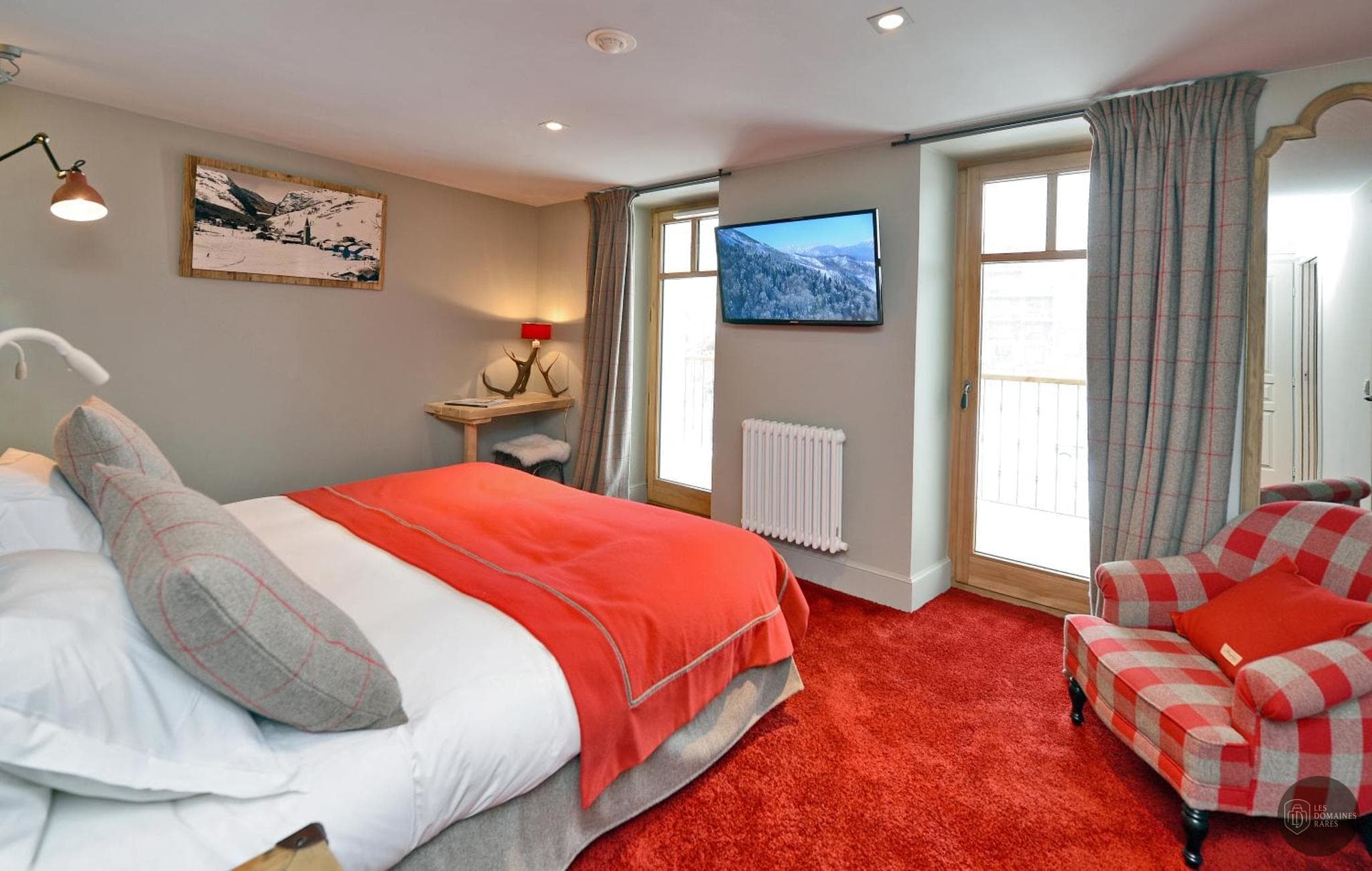 Vue extérieure de l'hôtel Les 5 Frères à Val en Auvergne-Rhône-Alpes