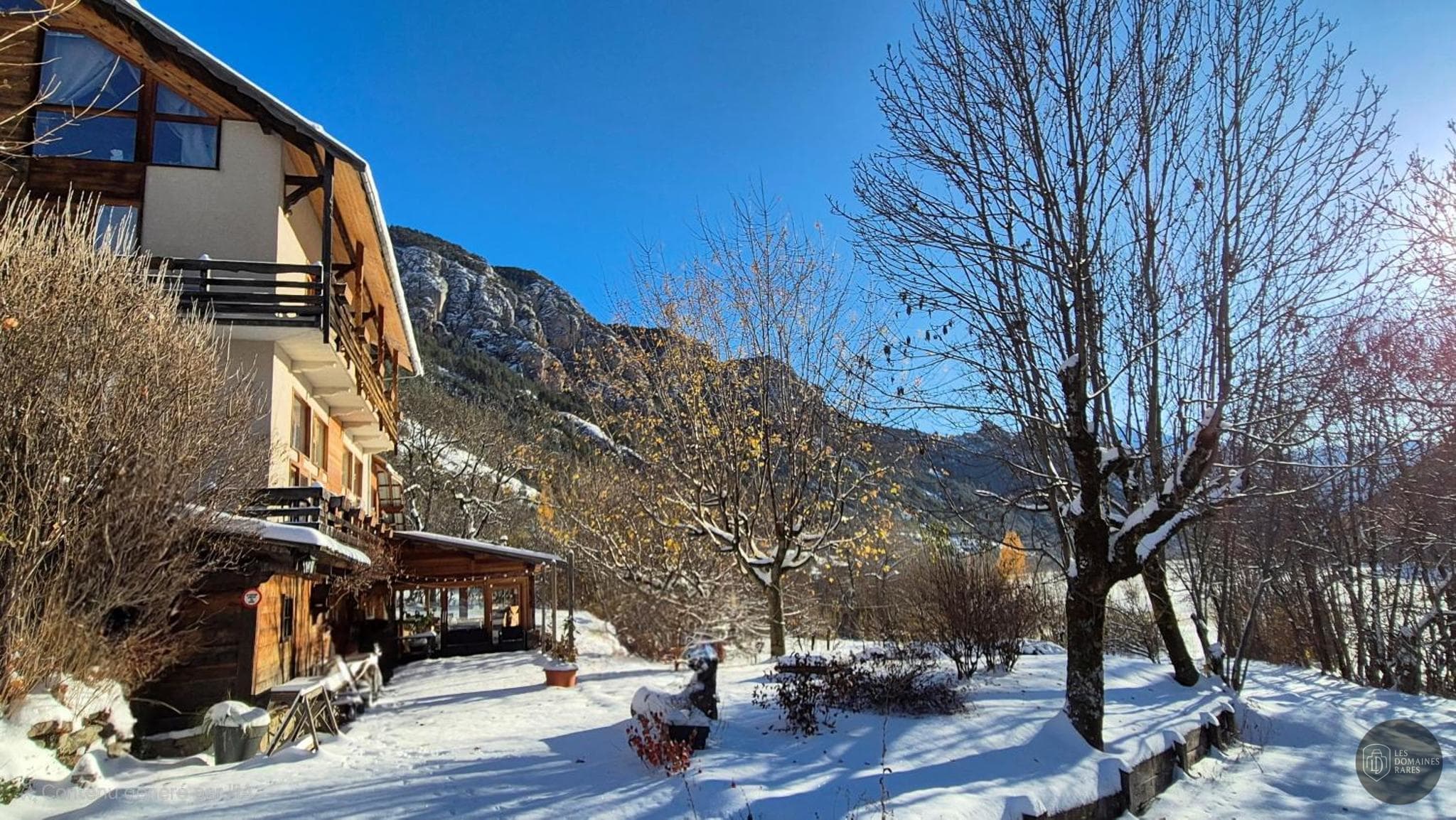 Vue extérieure de l'hôtel Les 5 saisons à Freissinières en Provence-Alpes-Côte d'Azur