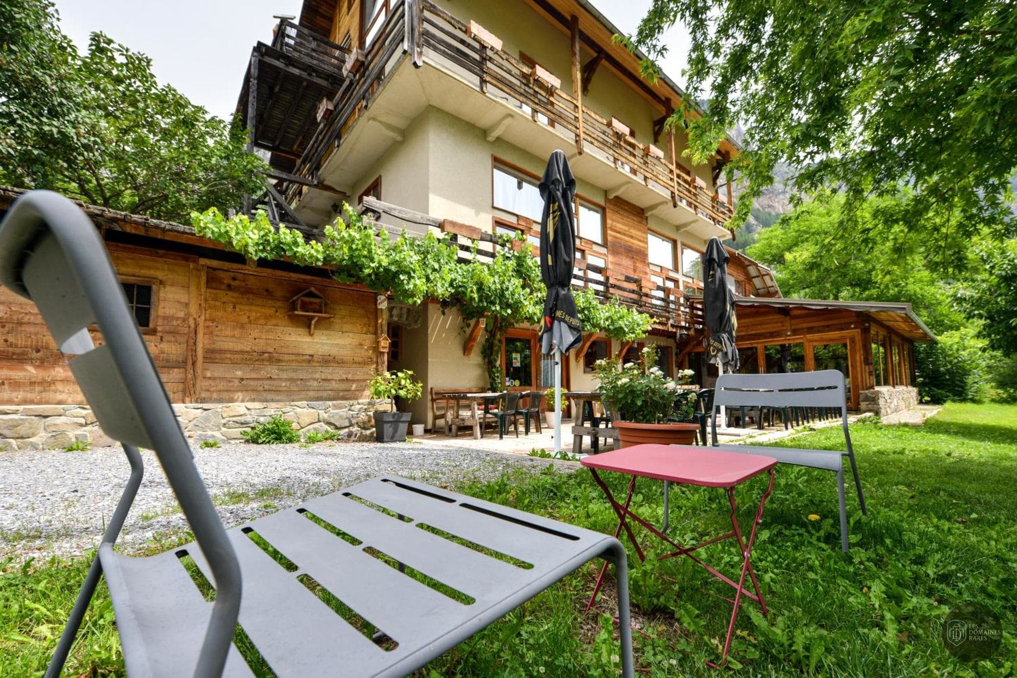 Vue extérieure de l'hôtel Les 5 saisons à Freissinières en Provence-Alpes-Côte d'Azur