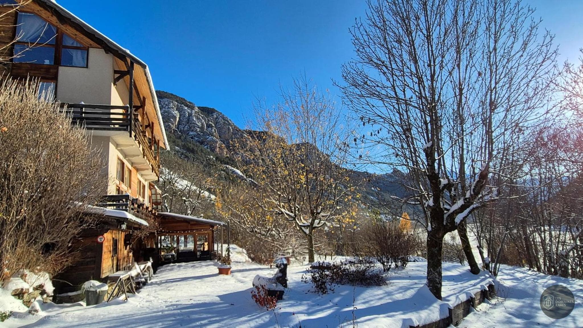 Vue extérieure de l'hôtel Les 5 saisons à Freissinières en Provence-Alpes-Côte d'Azur