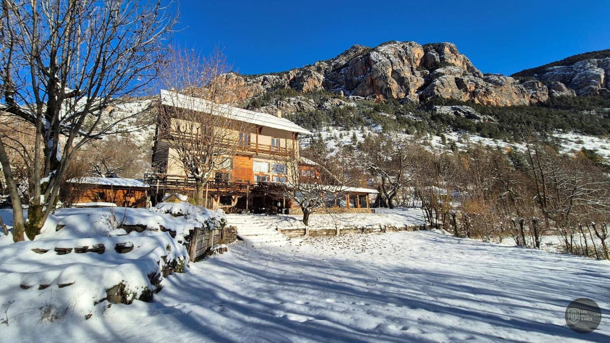 Vue extérieure de l'hôtel Les 5 saisons à Freissinières en Provence-Alpes-Côte d'Azur