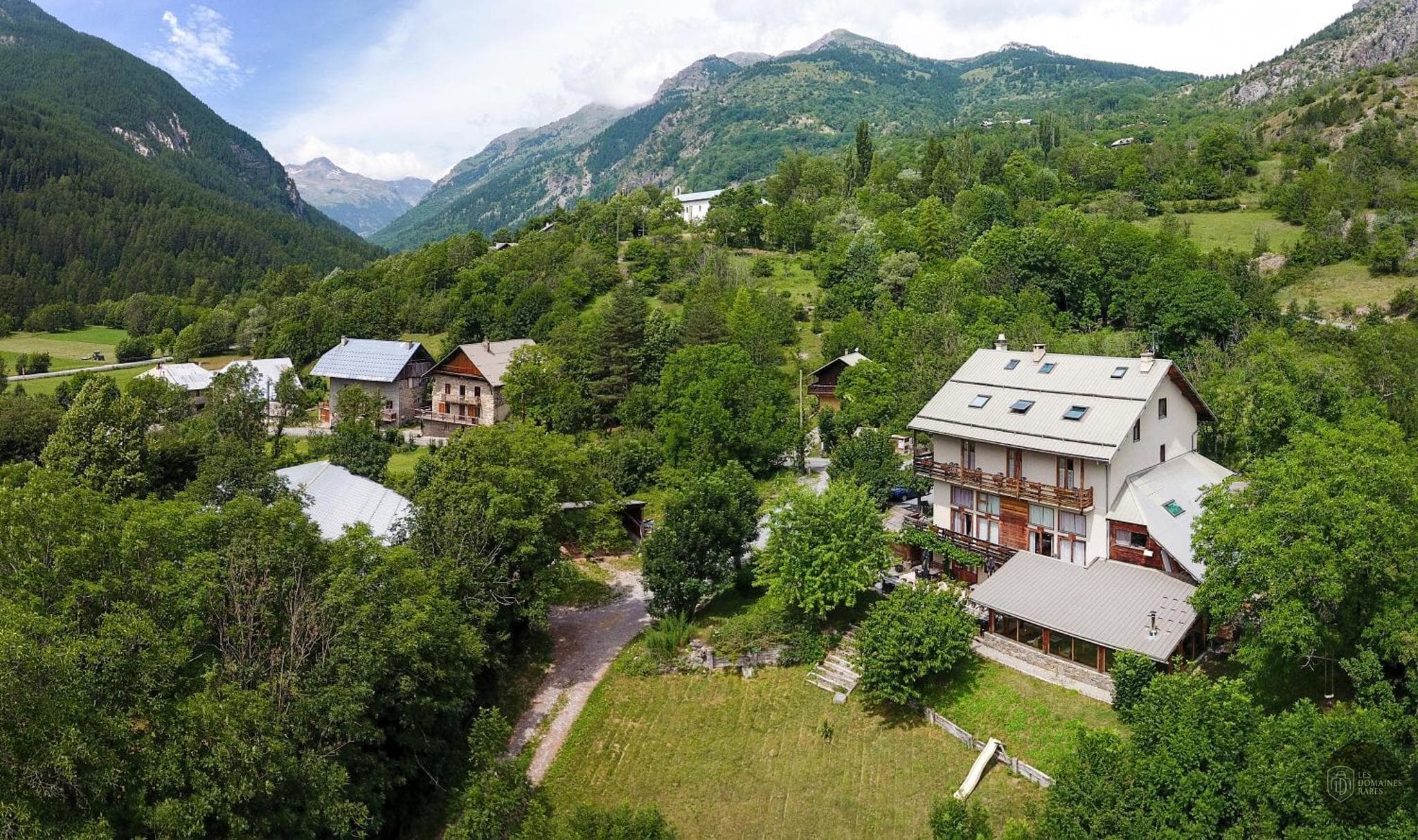 Vue extérieure de l'hôtel Les 5 saisons à Freissinières en Provence-Alpes-Côte d'Azur