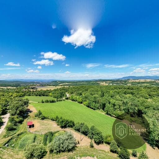 Vue extérieure du centre de séminaires Les Amanins en Auvergne-Rhône-Alpes