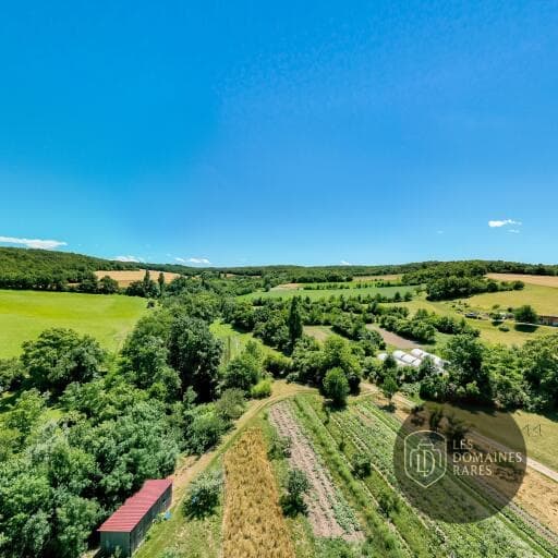 Vue extérieure du centre de séminaires Les Amanins en Auvergne-Rhône-Alpes