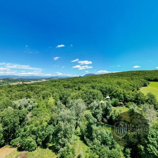 Vue extérieure du centre de séminaires Les Amanins en Auvergne-Rhône-Alpes
