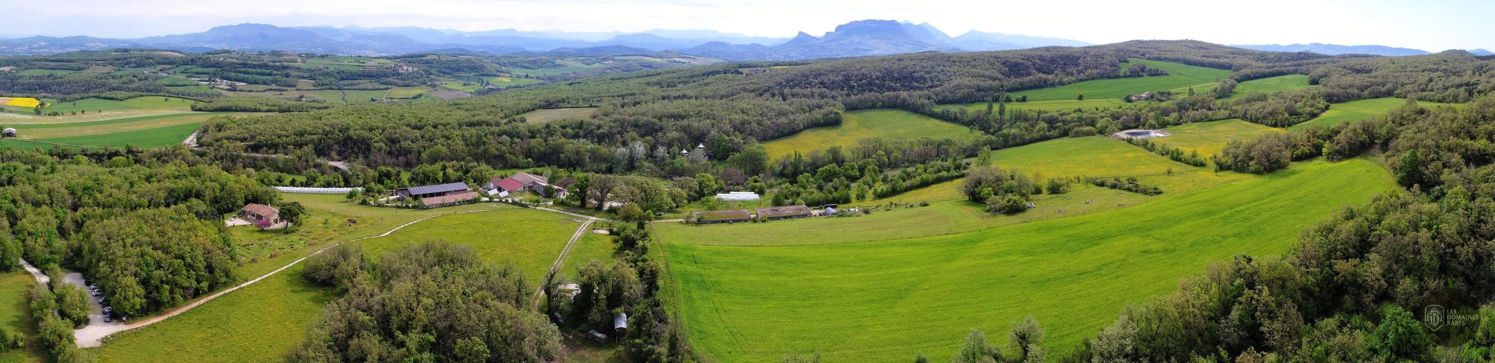 Vue extérieure du centre de séminaires Les Amanins en Auvergne-Rhône-Alpes