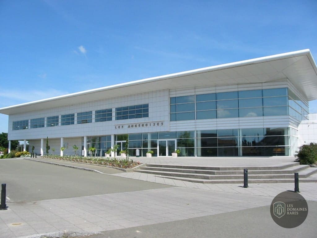 Vue extérieure du centre culturel Les Angenoises à Bonchamp-les-laval en Pays de la Loire