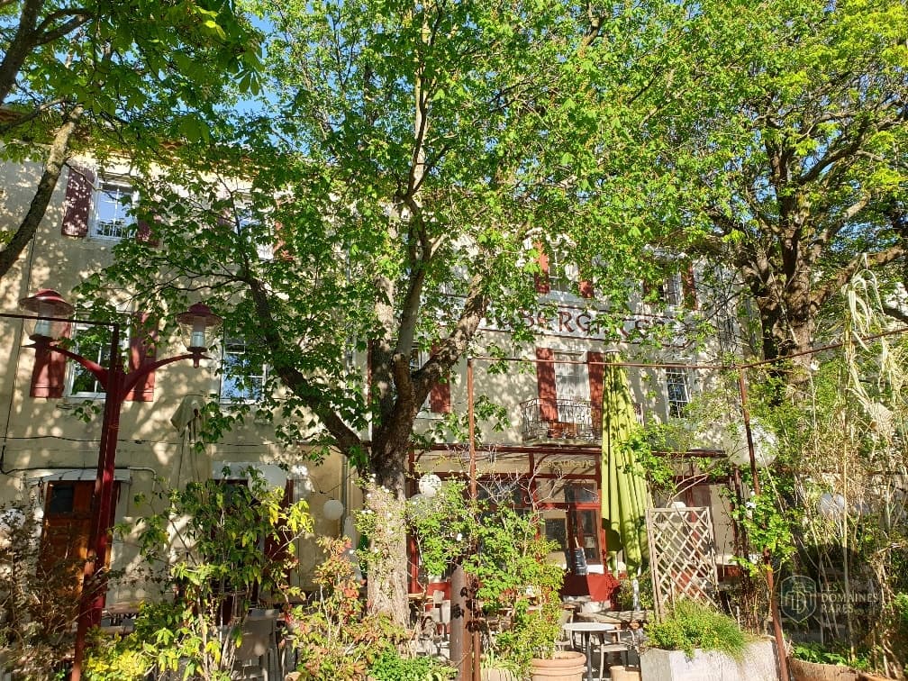 Vue extérieure de l'hôtel Les Aubergistes à Marsanne en Auvergne-Rhône-Alpes