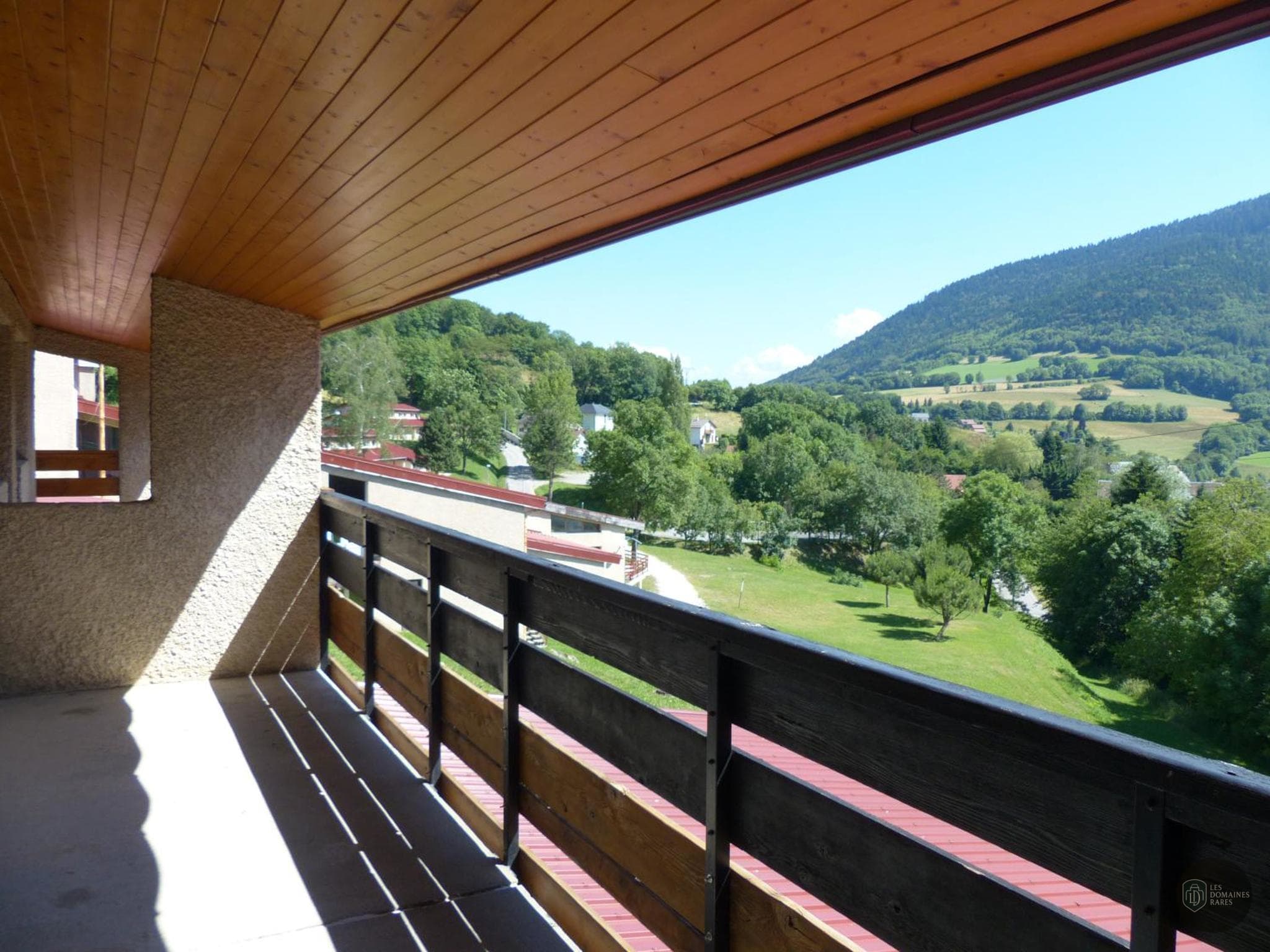 Vue extérieure de l'hôtel Les Aveilles à La en Auvergne-Rhône-Alpes