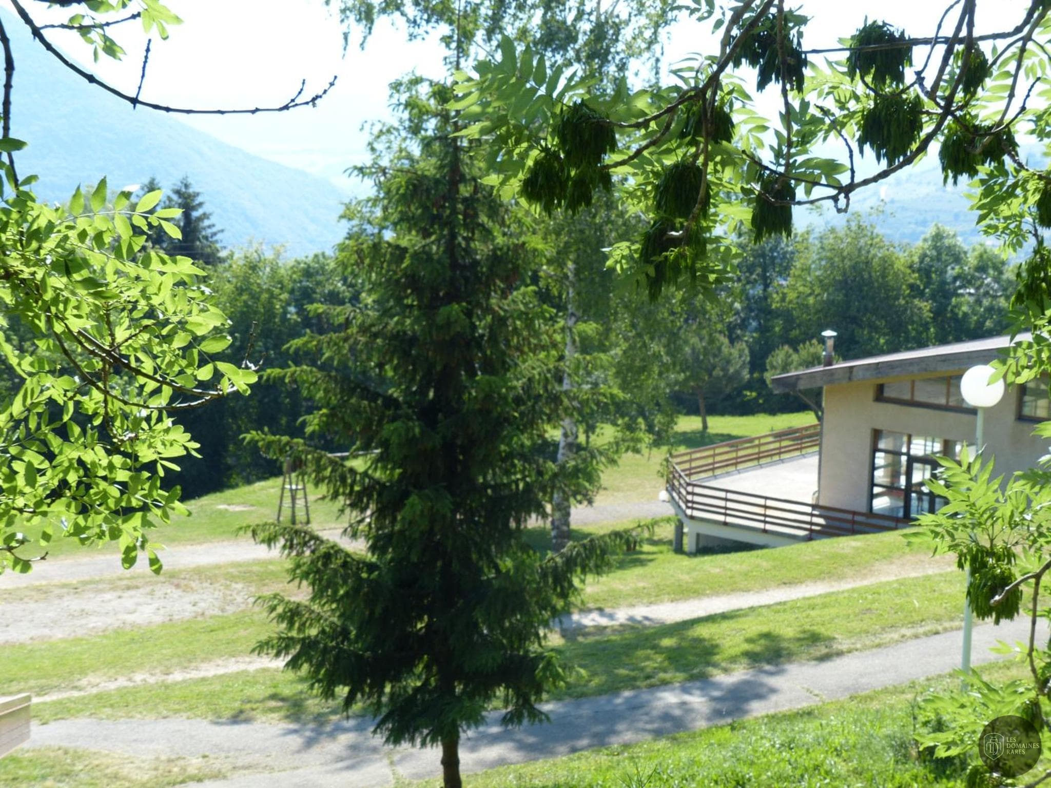 Vue extérieure de l'hôtel Les Aveilles à La en Auvergne-Rhône-Alpes