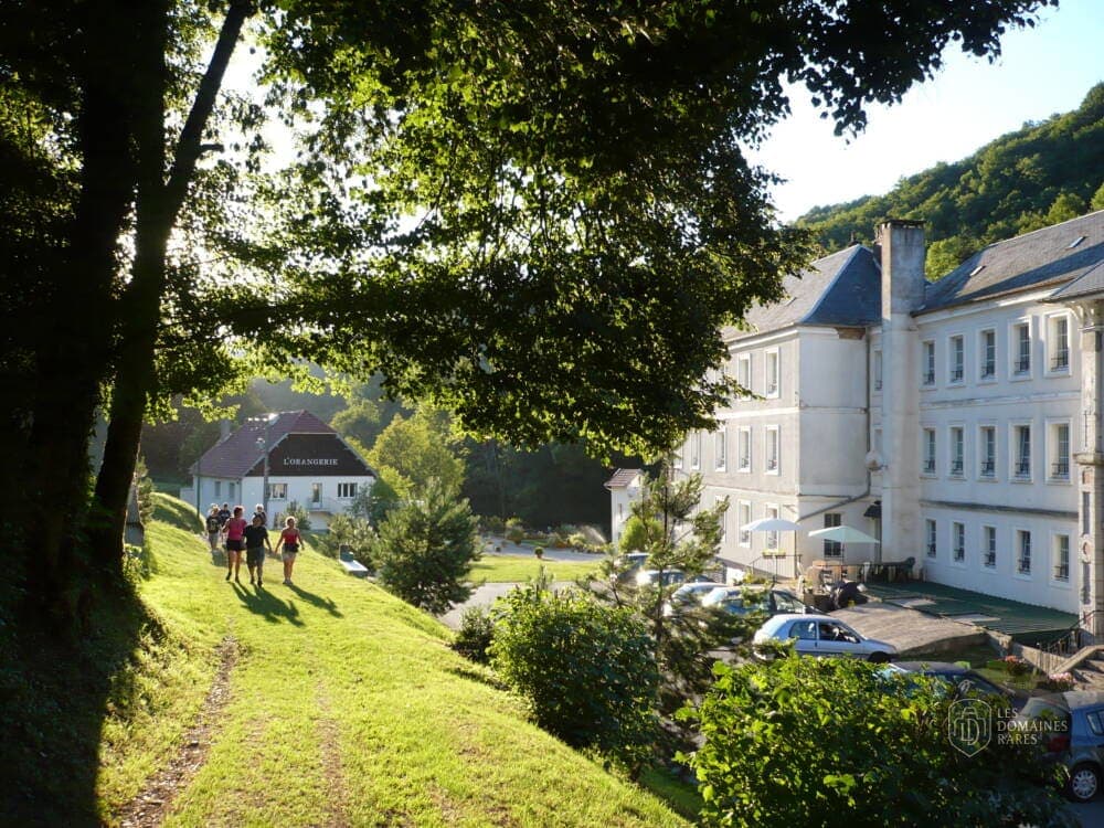 Vue extérieure de l'hôtel Les Bains de Guillon en Bourgogne-Franche-Comté