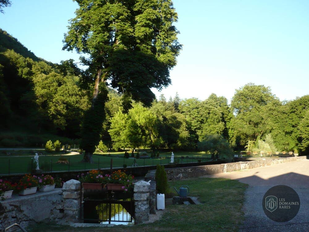 Vue extérieure de l'hôtel Les Bains de Guillon en Bourgogne-Franche-Comté
