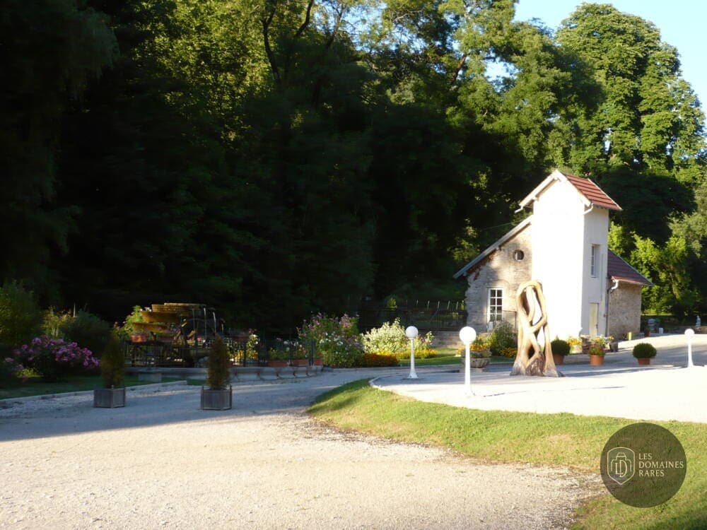 Vue extérieure de l'hôtel Les Bains de Guillon en Bourgogne-Franche-Comté