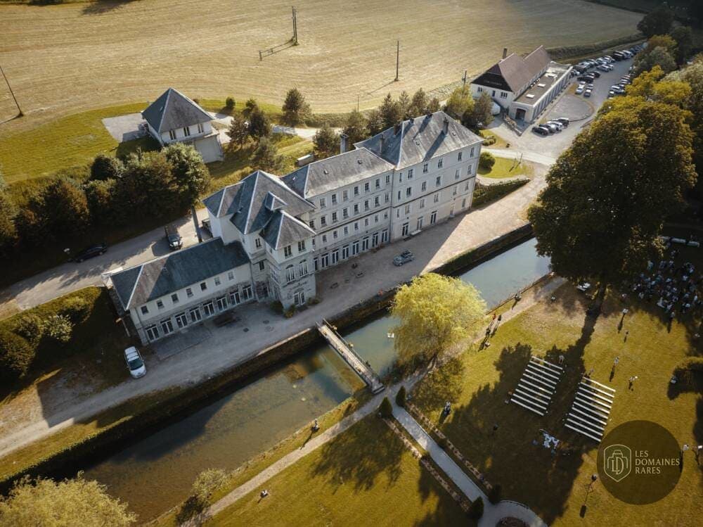 Vue extérieure de l'hôtel Les Bains de Guillon en Bourgogne-Franche-Comté