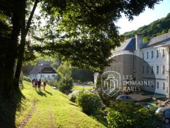 Vue extérieure de l'hôtel Les Bains de Guillon en Bourgogne-Franche-Comté