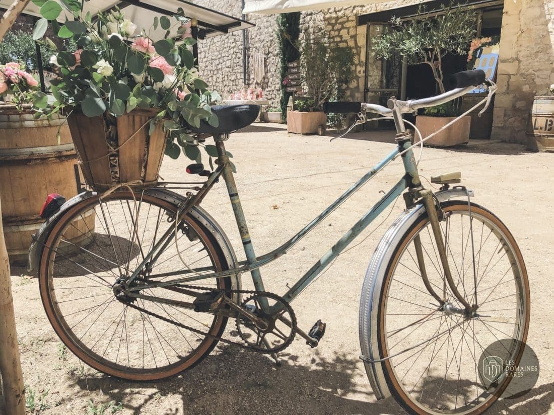Vélo fleuri dans la cour intérieure