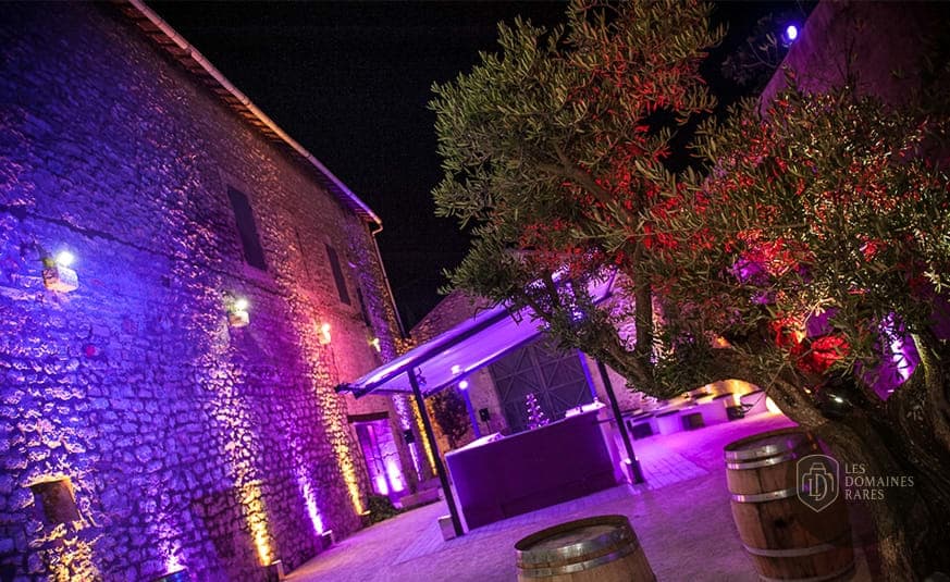 Cour extérieure illuminée de nuit