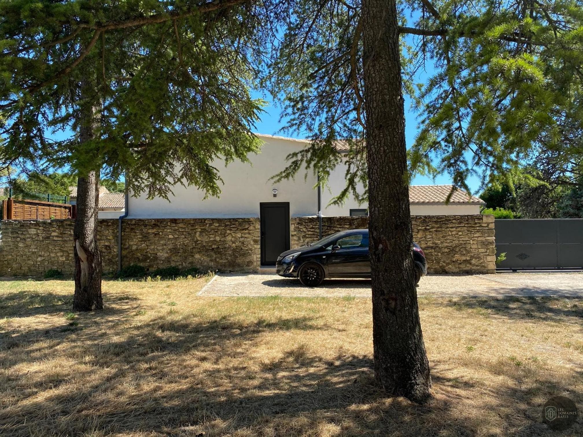 Vue extérieure de l'hôtel Les Cèdres à Saint en Auvergne-Rhône-Alpes