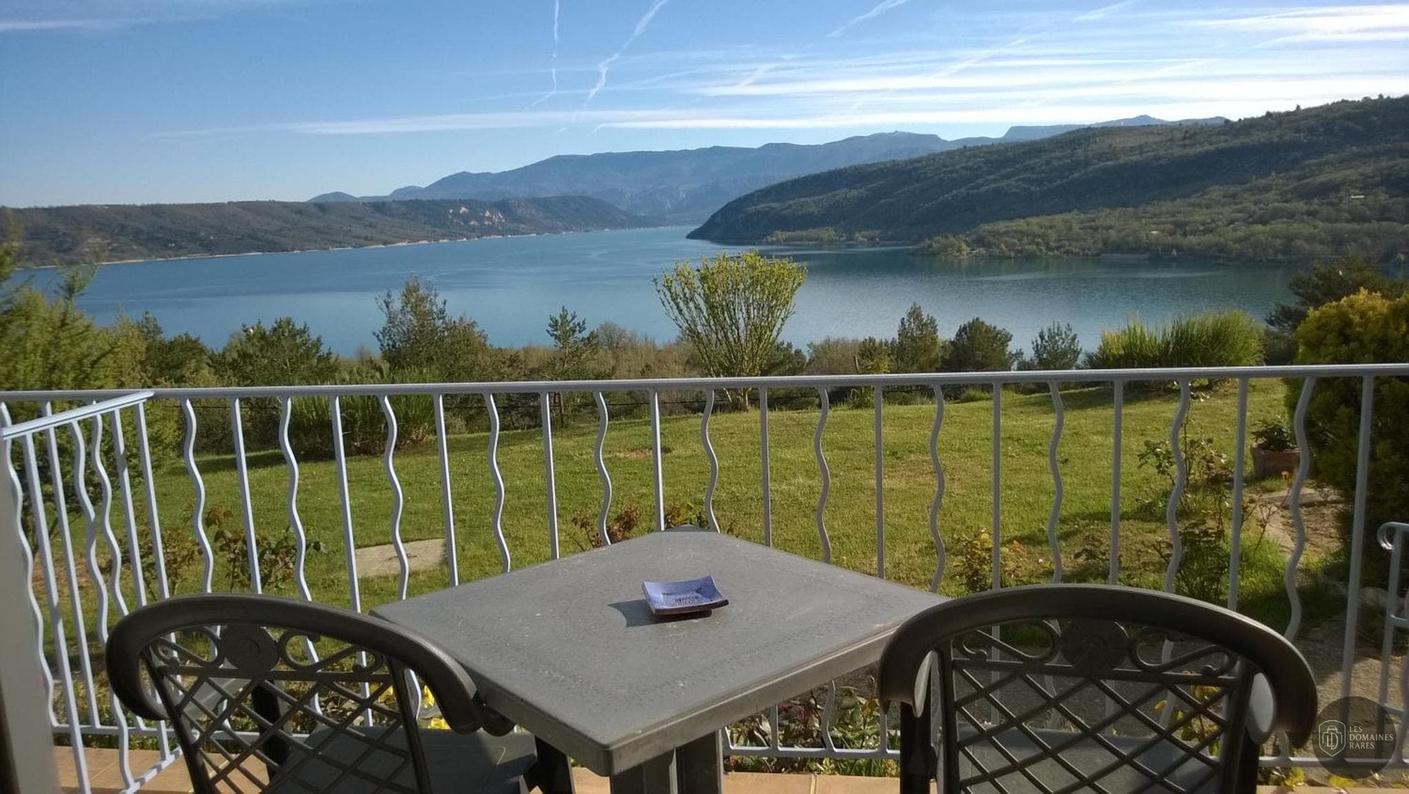 Vue extérieure de l'hôtel Les Cavalets à Bauduen en Provence-Alpes-Côte d'Azur
