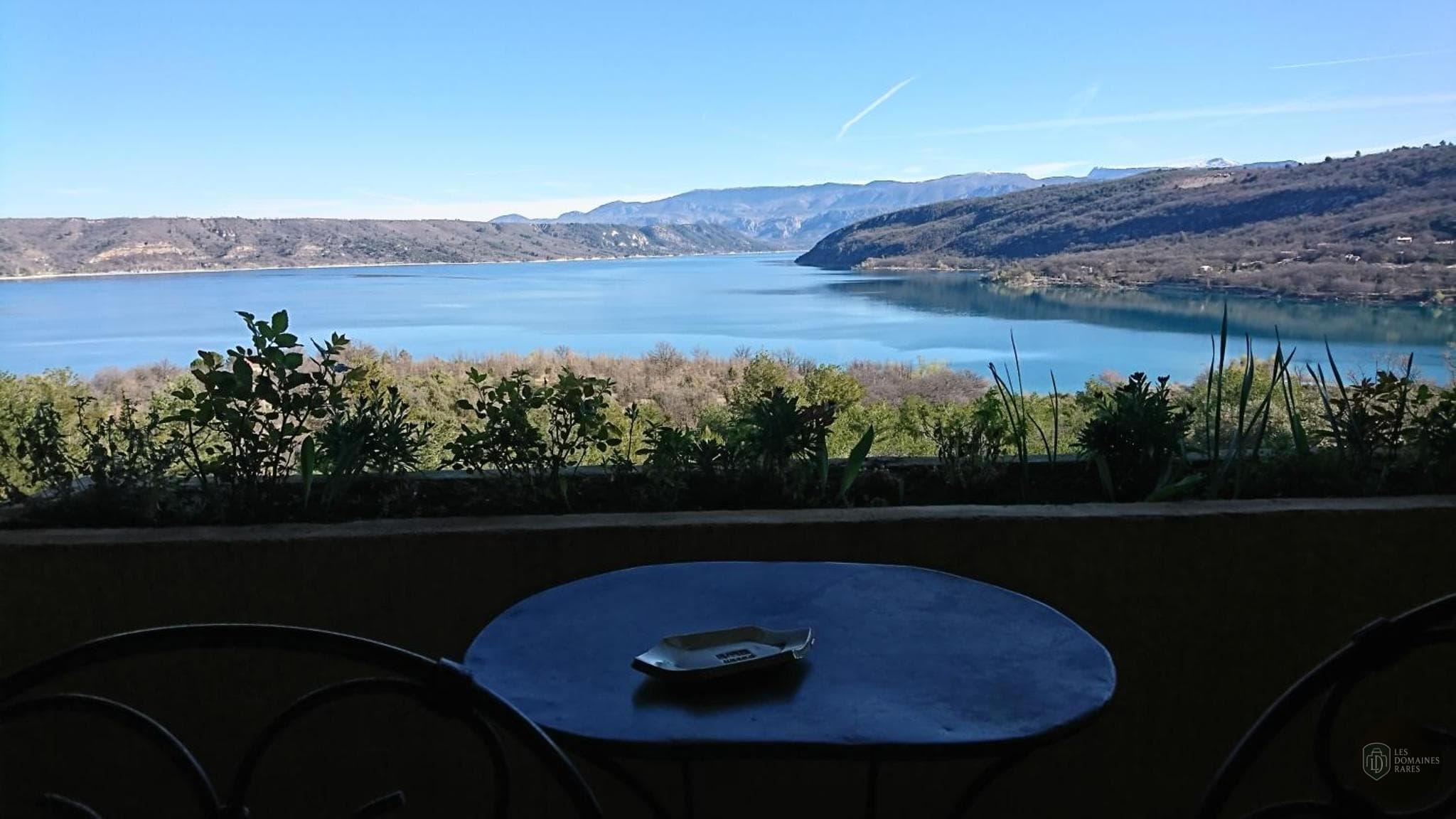 Vue extérieure de l'hôtel Les Cavalets à Bauduen en Provence-Alpes-Côte d'Azur