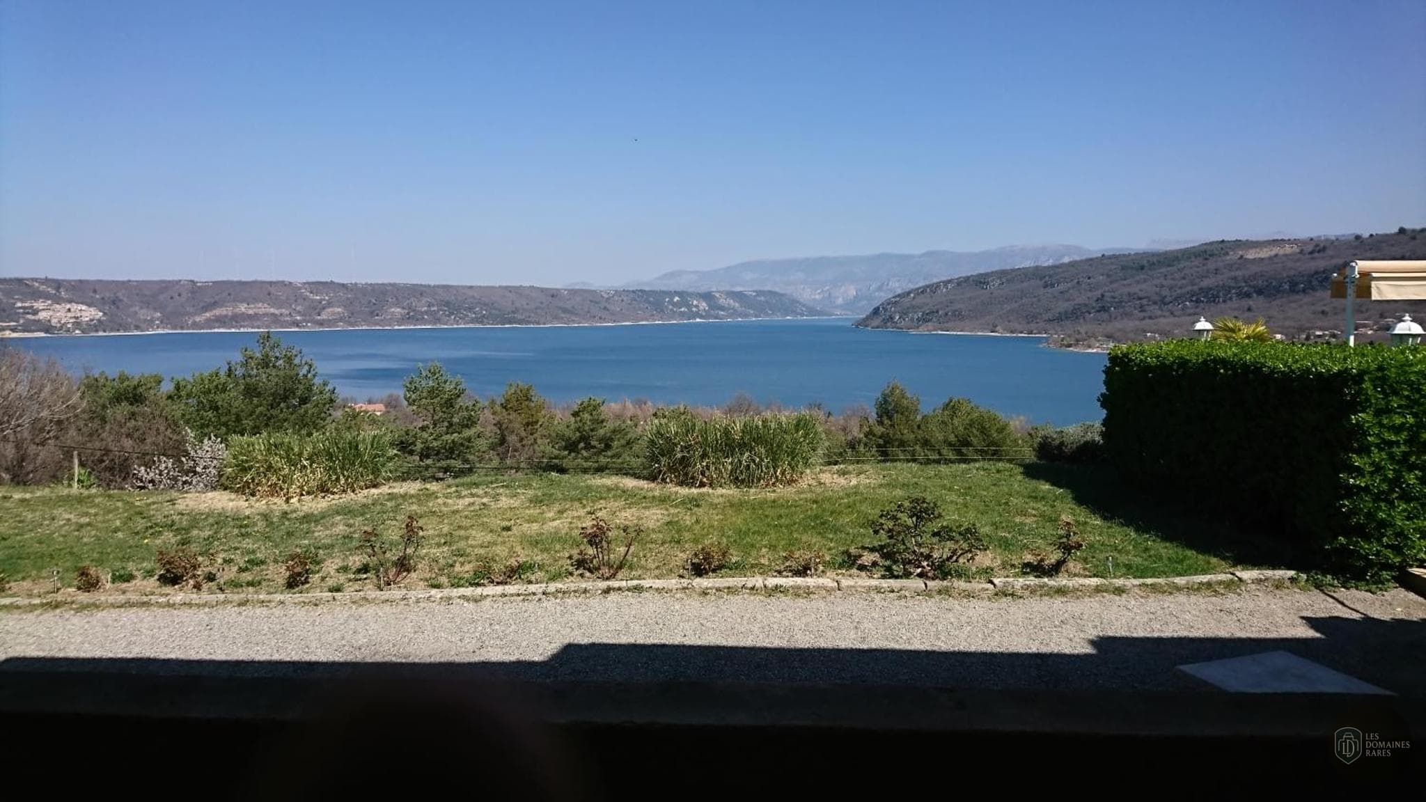 Vue extérieure de l'hôtel Les Cavalets à Bauduen en Provence-Alpes-Côte d'Azur