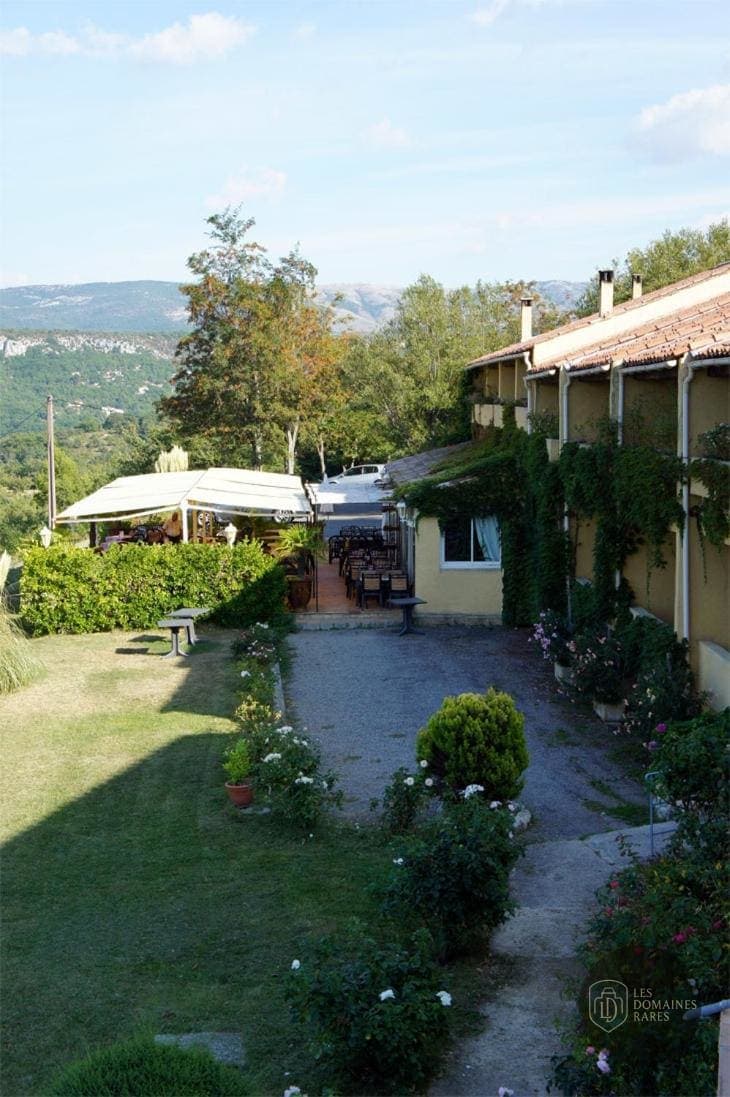 Vue extérieure de l'hôtel Les Cavalets à Bauduen en Provence-Alpes-Côte d'Azur