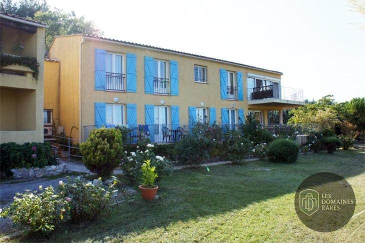 Vue extérieure de l'hôtel Les Cavalets à Bauduen en Provence-Alpes-Côte d'Azur