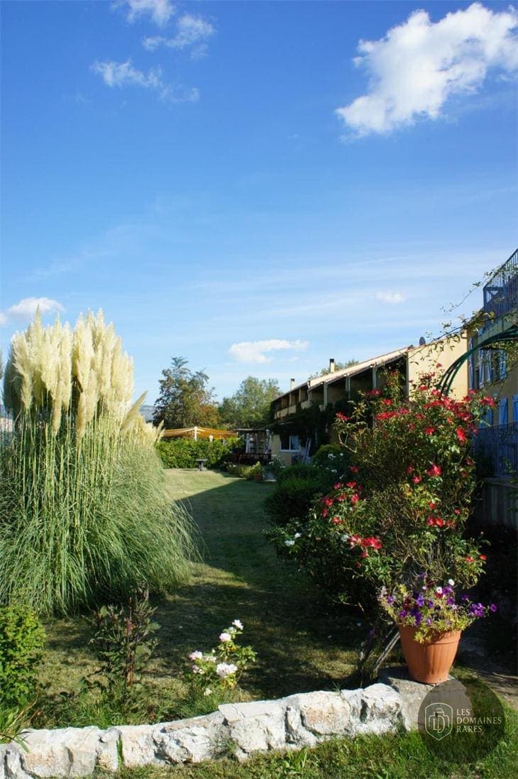 Vue extérieure de l'hôtel Les Cavalets à Bauduen en Provence-Alpes-Côte d'Azur