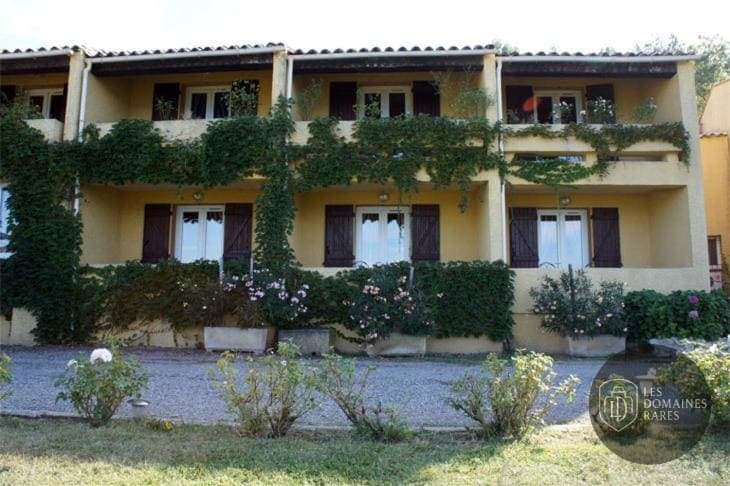 Vue extérieure de l'hôtel Les Cavalets à Bauduen en Provence-Alpes-Côte d'Azur