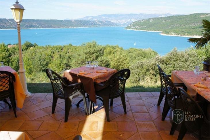 Vue extérieure de l'hôtel Les Cavalets à Bauduen en Provence-Alpes-Côte d'Azur