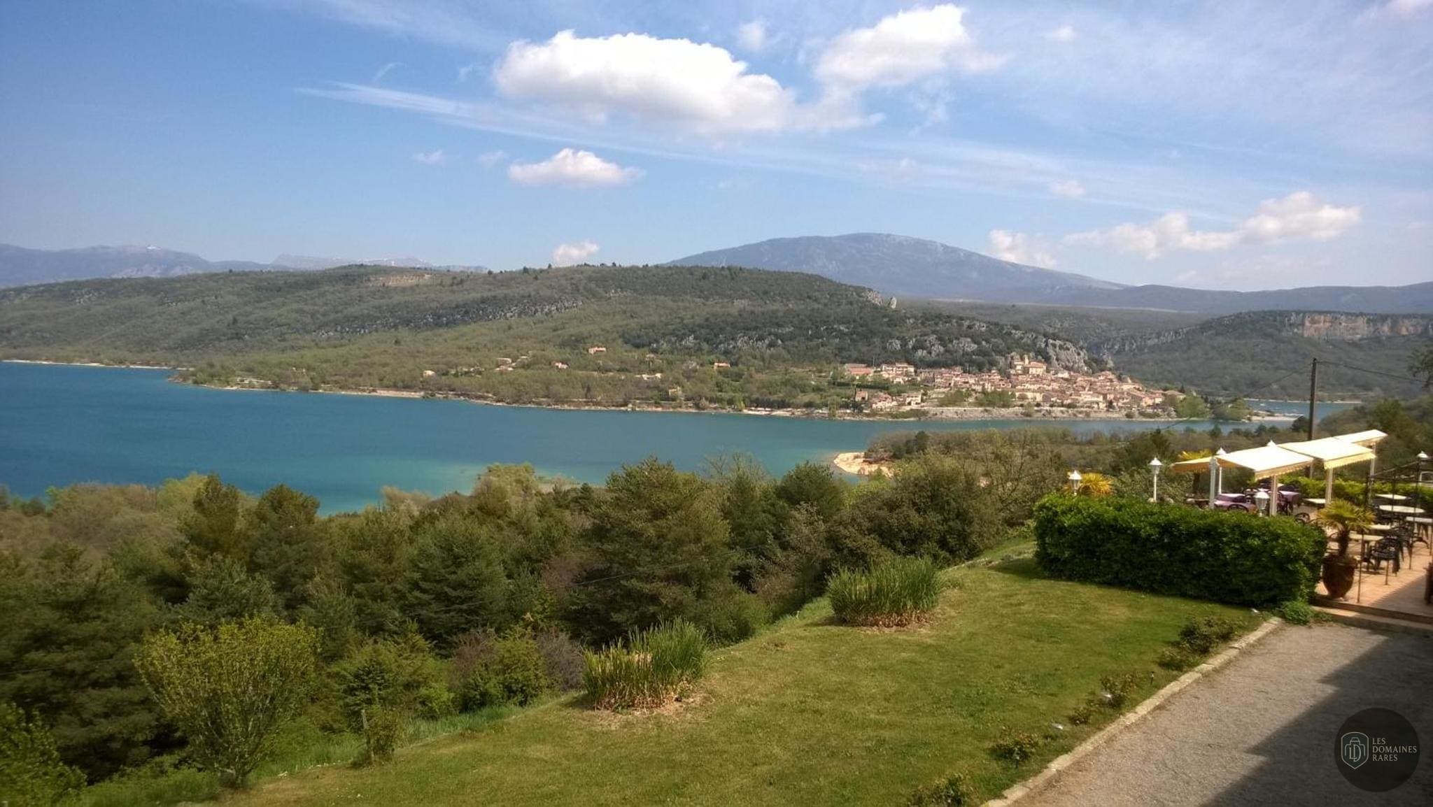 Vue extérieure de l'hôtel Les Cavalets à Bauduen en Provence-Alpes-Côte d'Azur