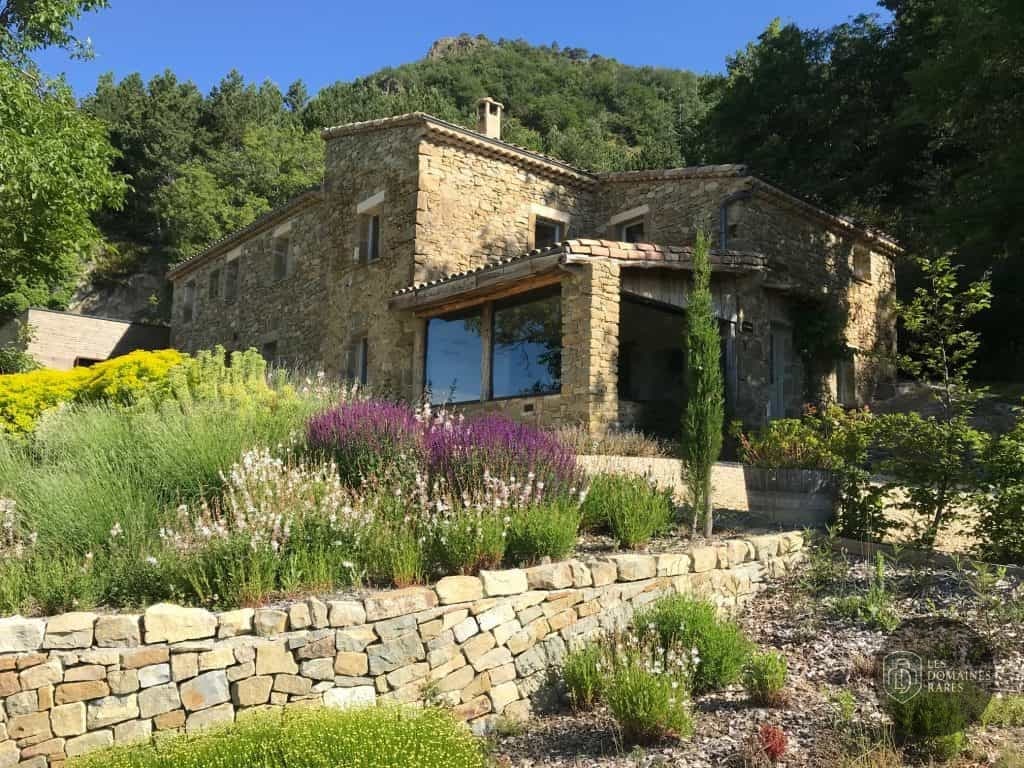 Maison en pierre avec jardin fleuri