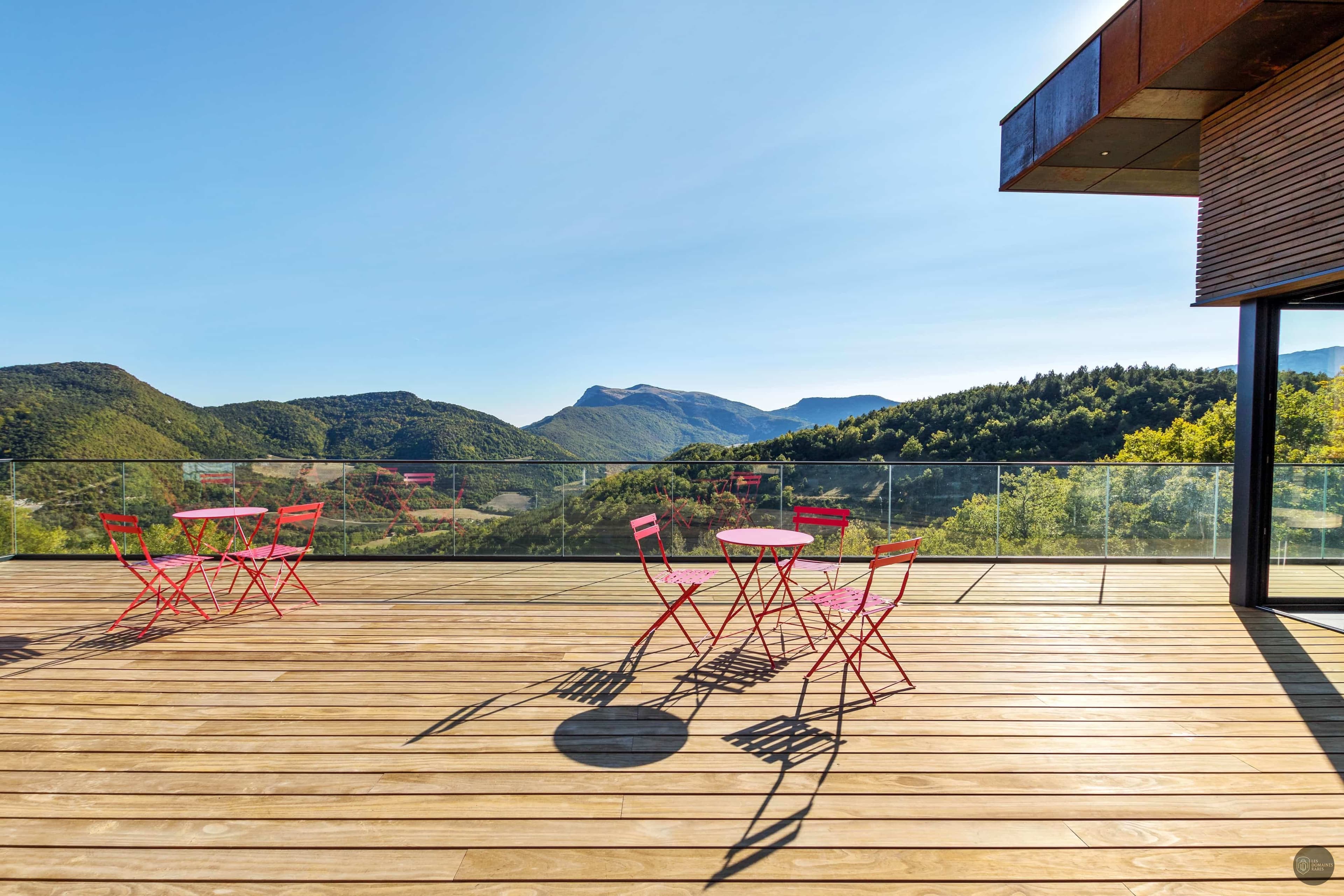 Terrasse avec chaises et vue panoramique