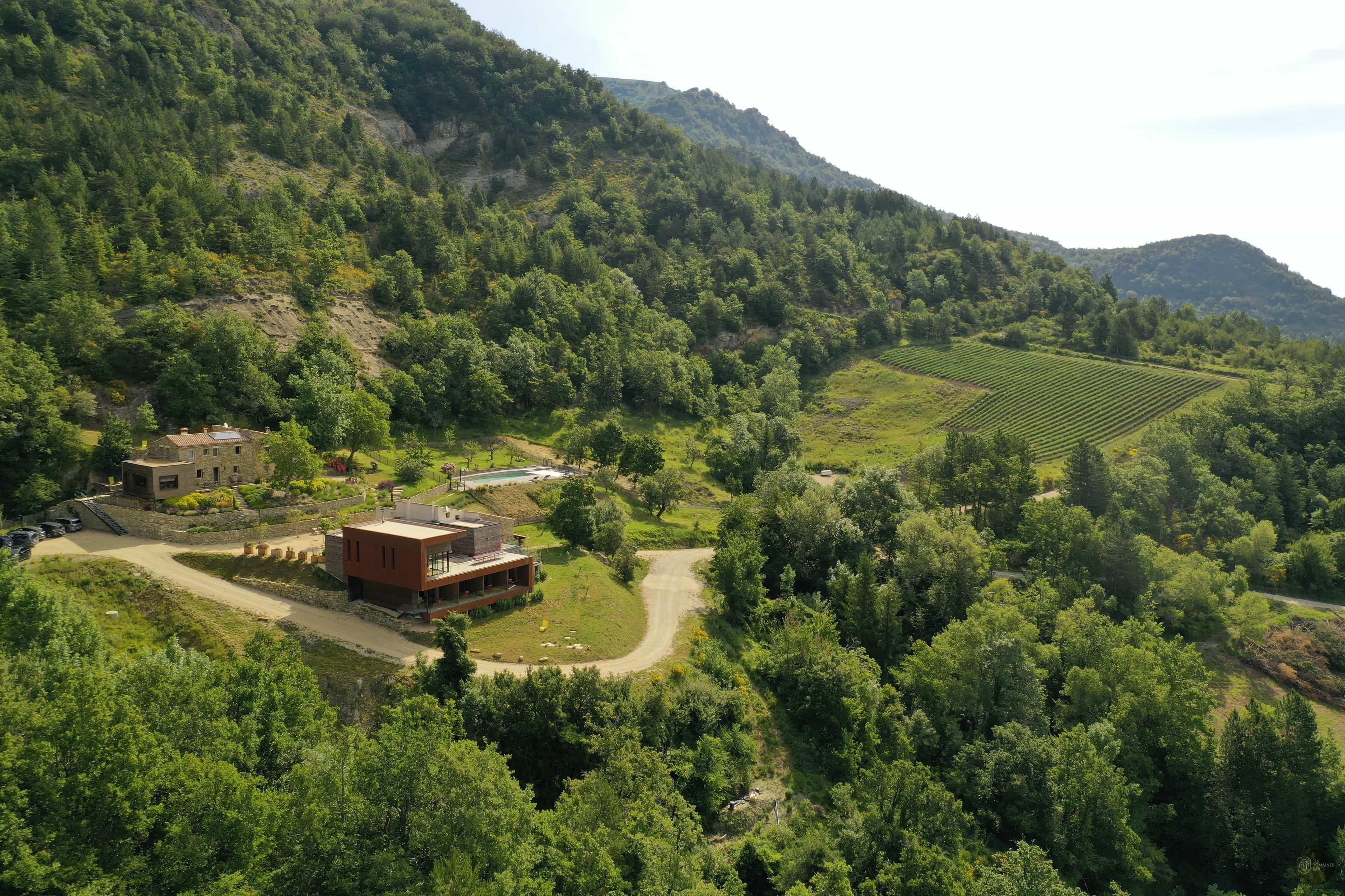 Vue aérienne du domaine et environs