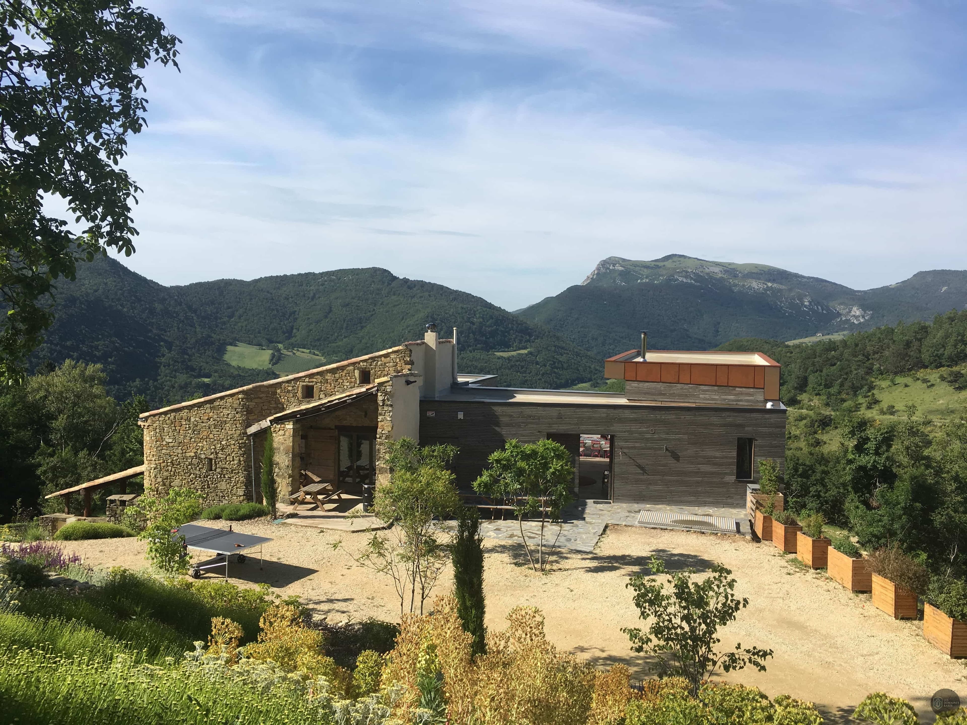 Vue extérieure du bâtiment et montagnes