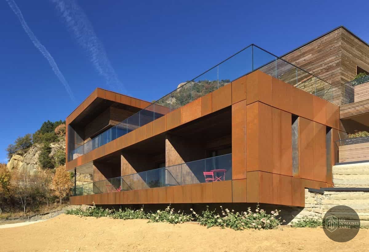 Façade moderne avec balcons
