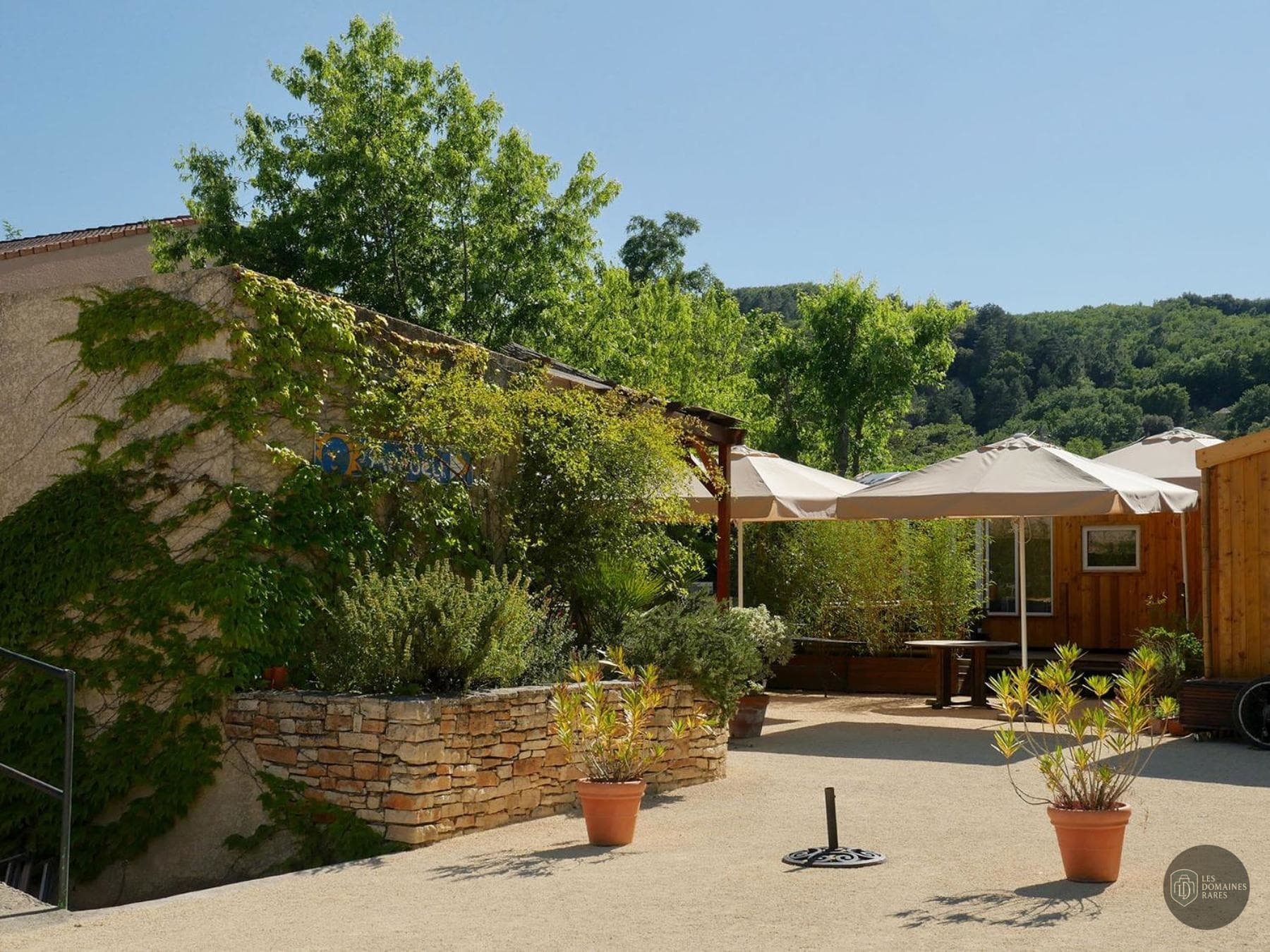 Vue extérieure du gîte Les Cigalous à Salavas en Auvergne-Rhône-Alpes
